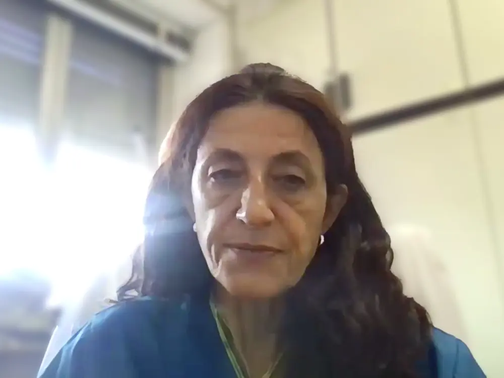 What are the key considerations when determining the number and duration of blinatumomab treatment cycles?